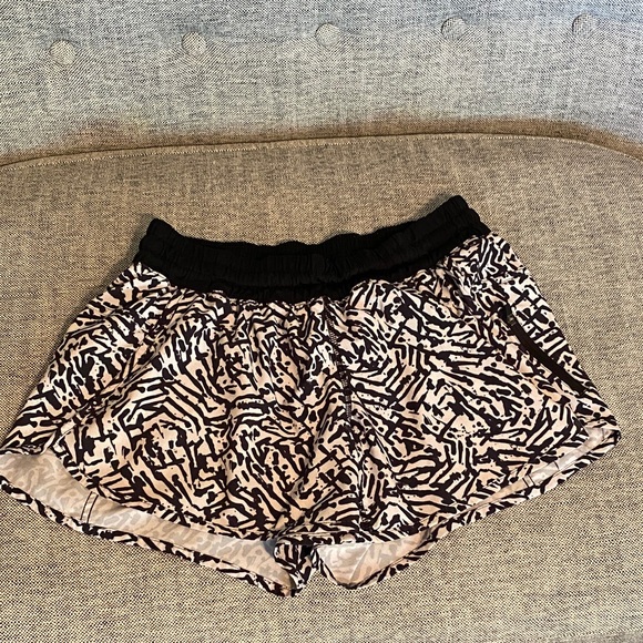 Lululemon Black and White Tracker Shorts Size 12 - 4" inseam - Picture 1 of 5